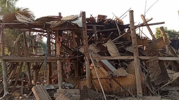 ထီးလင်းမှာ ဗုံးကြဲခံရပြီး လေးဦး သေဆုံး၊ ၂၇ ဦး ဒဏ်ရာရ ထီးလင်းမှာ ဗုံးကြဲခံရပြီး လေးဦး သေဆုံး၊ ၂၇ ဦး ဒဏ်ရာရ