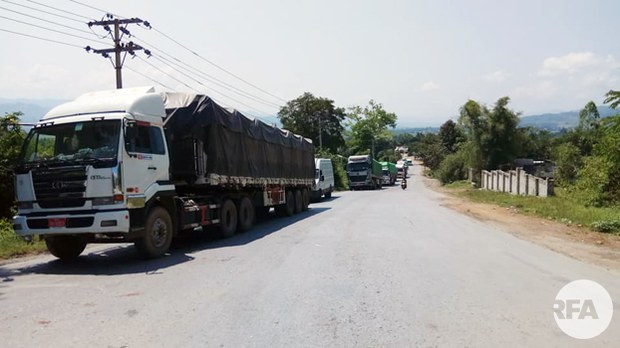 trucks-near-theinni-gate-622 trucks-near-theinni-gate-622