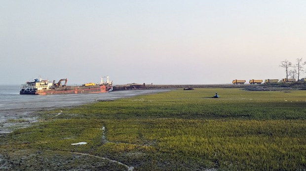 ဘင်္ဂလားဒေ့ရှ်ကို တင်ပို့မယ့် ငါးမြစ်ချင်းကားတွေ အငူမော်ဆိပ်ကမ်းမှာ ပိတ်မိနေ