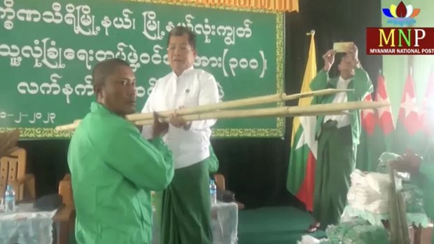 နေပြည်တော်မှာ ကြံ့ခိုင်ဖွံ့ဖြိုးရေးပါတီဝင်များကို ဝါးချွန်လက်နက်များထုတ်ပေး နေပြည်တော်မှာ ကြံ့ခိုင်ဖွံ့ဖြိုးရေးပါတီဝင်များကို ဝါးချွန်လက်နက်များထုတ်ပေး