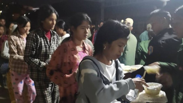 တရုတ်ဘက်မှာ ပိတ်မိနေတဲ့ ဒုက္ခသည်ငါးထောင်ခန့်ကို UWSA စလက်ခံနေ တရုတ်ဘက်မှာ ပိတ်မိနေတဲ့ ဒုက္ခသည်ငါးထောင်ခန့်ကို UWSA စလက်ခံနေ