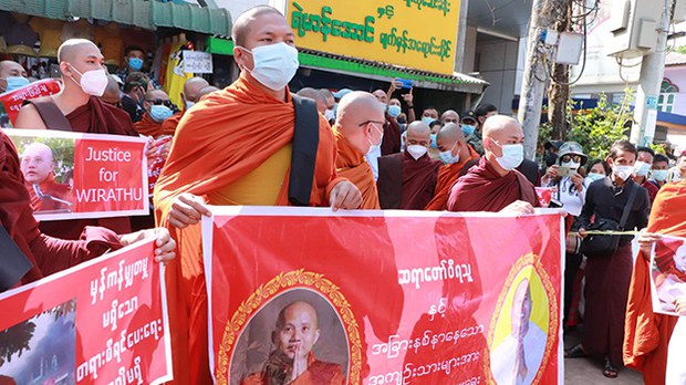 ဦးဝီရသူကို ရုံးထုတ်စစ်ဆေးပေးဖို့ ဆန္ဒပြတောင်းဆိုသူတွေထဲက တစ်ဦးဖမ်းဆီးခံရ ဦးဝီရသူကို ရုံးထုတ်စစ်ဆေးပေးဖို့ ဆန္ဒပြတောင်းဆိုသူတွေထဲက တစ်ဦးဖမ်းဆီးခံရ