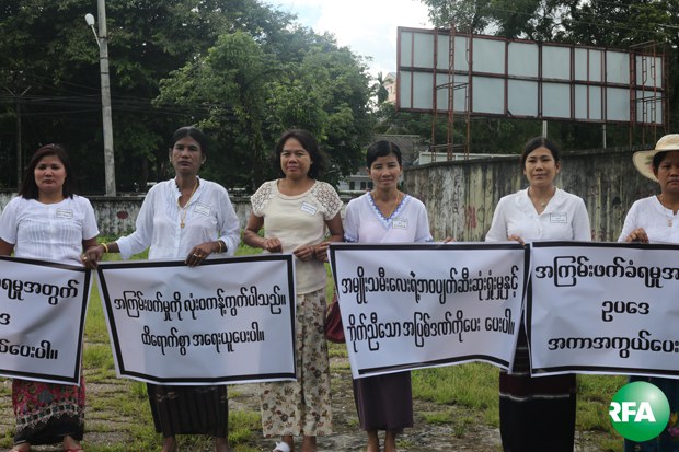 womans-protest-620.jpg womans-protest-620.jpg