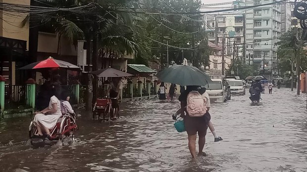 ရန်ကုန်မှာ မိုးသည်းထန်ပြီး မြို့နယ်တချို့ ရေလျှံ ရန်ကုန်မှာ မိုးသည်းထန်ပြီး မြို့နယ်တချို့ ရေလျှံ