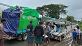 ကျိုးကျထားတဲ့ ဘီးလင်းက မစောတံတားအနီး ဖြတ်သန်းခွင့်ရဖို့ မော်တော်ယာဥ် ရာချီစောင့်ဆိုင်းနေ