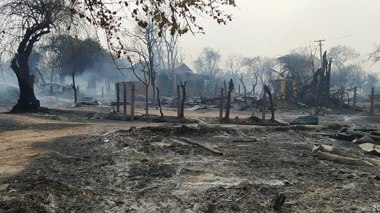 မီးရှို့ခံရသည့် ဝက်လက်မြို့နယ် ရွာနန်းရွာကို ၂၀၂၂  ခုနှစ် ဧပြီလ ၇ ရက်နေ့တွင် တွေ့ရစဥ် (ဓါတ်ပုံ - ဝက်လက် မြို့နယ် နယ်စည်းမခြား တော်လှန်ရေး အင်အားစု)