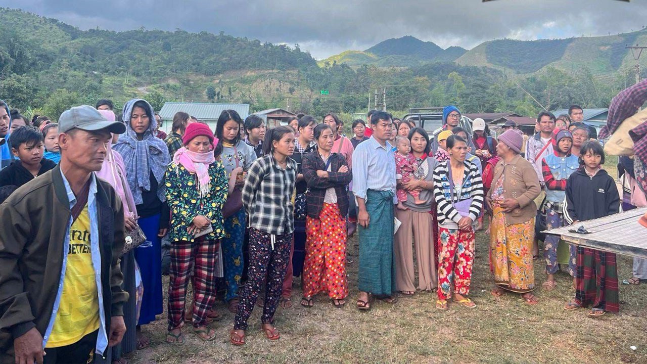 နေရပ်ပြန်မည့် လွိုင်ကော် တက္ကသိုလ်မှ Non-CDM ဆရာ၊ ဆရာမများင့် မိသားစုဝင်များအား ၂၀၂၃ ခုနှစ်၊ နိုဝင်ဘာ ၂၄ ရက်နေ့က တွေ့ရစဉ်။ (ဓာတ်ပုံ - ကရင်နီပြည် ကြားကာလ အုပ်ချုပ်ရေးကောင်စီ (IEC))