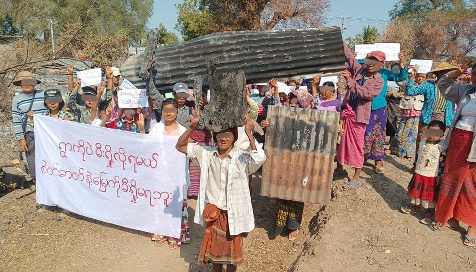 စစ်ကိုင်းတိုင်း ပုလဲမြို့နယ် ကျေးရွာတစ်ရွာတွင် ၂၀၂၂ ခုနှစ် ဖေဖော်ဝါရီလ ၁၁ ရက်နေ့မှာ ဒေသခံများ ဆန္ဒပြစဥ်  (ဓာတ်ပုံ- ပုလဲလူထုသပိတ် တိုက်ပွဲ ဦးဆောင်ကော်မတီ)