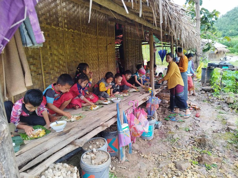 ကရင်နီစစ်ဘေးဒုက္ခသည်စခန်းတစ်ခုမှ ကလေးငယ်များအား ၂ဝ၂၃ ခုနှစ် နိုဝင်ဘာလနှောင်းပိုင်းက တွေ့ရစဉ်။ (ဓာတ်ပုံ - ကရင်နီပြည် စစ်ဘေးရှောင် ကူညီစောင့်ရှောက်ရေးကွန်ရက်)