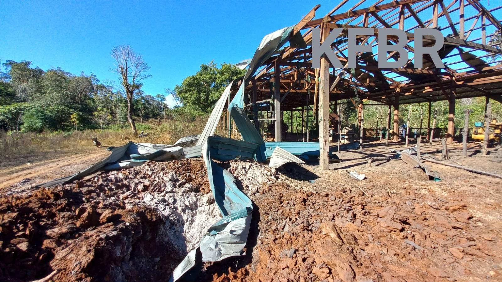 (ဖရူဆိုမြို့နယ် ရီခီးဘူး  စစ်ဘေးဒုက္ခသည်စခန်းကို ဇန်နဝါရီ ၁၇ ရက်နေ့က စစ်လေယာဥ်နဲ့   ဗုံးကြဲတိုက်ခိုက်တာကြော င့်ဒုက္ခသည် သုံးဦး သေဆုံးခဲ့ပြီး အဆောက်အအုံများ ပျက်စီးသွားစဥ်) Photo: Karenni Free Burma Rangers
