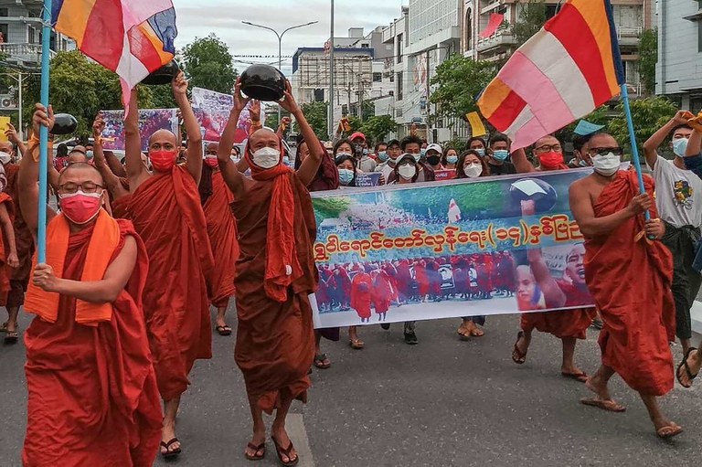 ၂၀၀၇ ရွှေဝါရောင်တော်လှန်ရေး ၁၄ နှစ်ပြည့် အထိမ်းအမှတ်အဖြစ် ၂၀၂၁ ခုနှစ် စက်တင်ဘာလ ၂၅ ရက်နေ့တွင် မန္တလေးမြို့၌ သံဃာတော်များနှင့် ဒီမိုကရေစီအရေးတက်ကြွလှုပ်ရှားသူများ ဆန္ဒပြခဲ့စဉ်။ (Photo: AFP)