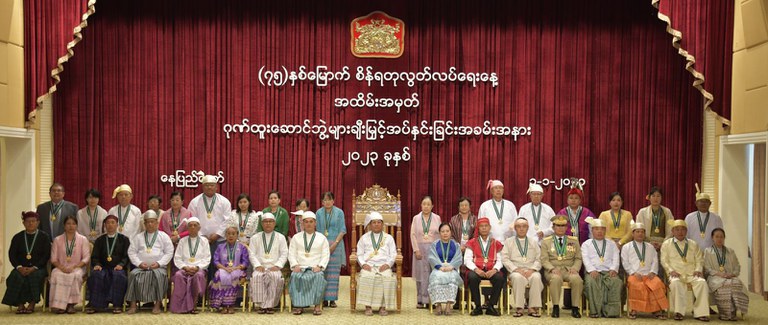 ၂ဝ၂၃ ခုနှစ် ဇန်နဝါရီလ ၁ ရက်နေ့က နေပြည်တော်တွင် ပြုလုပ်သည့် ဂုဏ်ထူးဆောင်ဘွဲ့ချီးမြှင့်ပွဲ အခမ်းအနားတွင် ဘွဲ့တံဆိပ်ရရှိကြသူများအား တွေ့ရစဉ်။ (Photo: Myanmar Military)