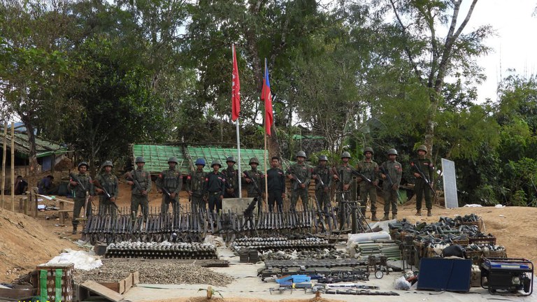 ပလက်ဝမြို့ ခဝဲဗျူဟာကုန်းအား ရက္ခိုင့်တပ်တော် (AA) မှ တိုက်ခိုက်သိမ်းပိုက်ပြီးနောက် သိမ်းဆည်းရမိသည့် လက်နက်ခဲယမ်းများနှင့် စစ်အသုံးအဆောင်များအား ၂၀၂၃ ခုနှစ် ဒီဇင်ဘာလ ၂၉ ရက်နေ့တွင် ထုတ်ပြန်ထားစဉ်။ (Photo: AA Info Desk)
