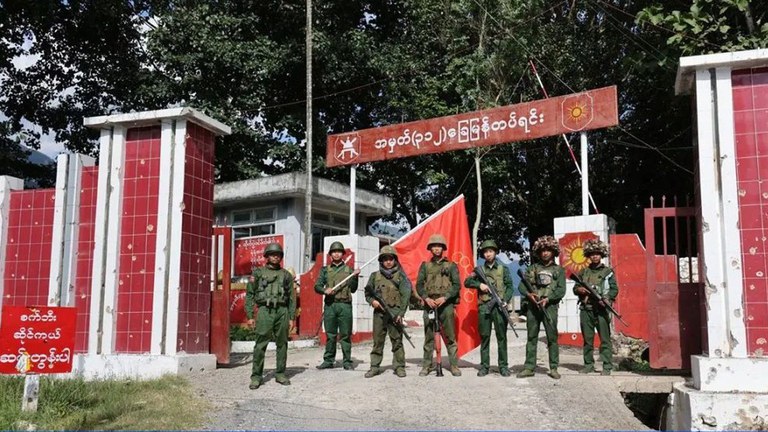 ကွမ်းလုံမြို့ ခမရ (၃၁၂) တပ်စခန်းကို ညီနောင်မဟာမိတ်တပ်ဖွဲ့များ ၂၀၂၃ ခုနှစ် နိုဝင်ဘာ ၁၂ ရက်နေ့က သိမ်းပိုက်ခဲ့သည်ကို တွေ့ရစဉ်။ (Photo: The Kokang)