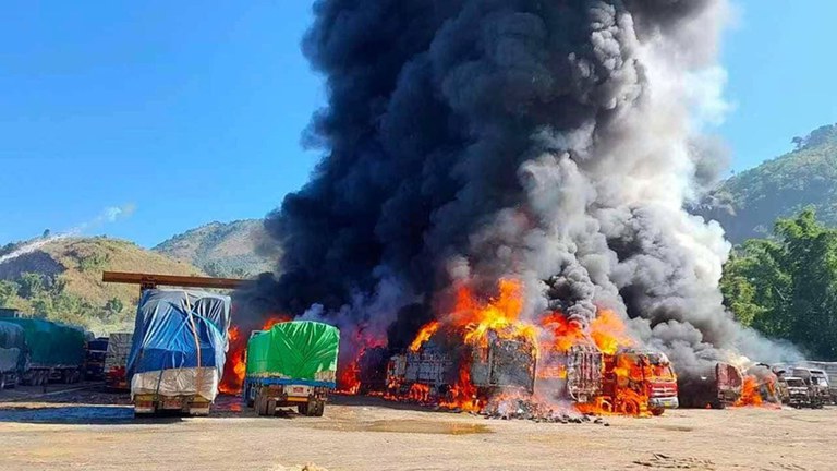 ကျင်စန်းကျော့ ကုန်သွယ်ရေးစခန်း လက်နက်ကြီးနှင့် ပစ်ခတ်ခံရမှုကြောင့် မီးလောင်နေသည့် ကုန်တင်ကားများကို ၂၀၂၃ ခုနှစ် နိုဝင်ဘာ ၂၃ ရက်နေ့က တွေ့ရစဉ်။ (Photo: Citizen Journalist)