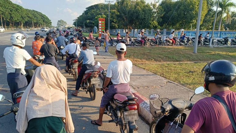 နေပြည်တော်၊ ဇမ္ဗူသီရိမြို့နယ်ရှိ စက်သုံးဆီဆိုင်တစ်ဆိုင်တွင် တန်းစီစောင့်ဆိုင်းပြီး ဝယ်ယူနေကြသူများအား ၂၀၂၃ ခုနှစ်၊ ဒီဇင်ဘာလ ၁၄ ရက်နေ့ ညနေပိုင်းက တွေ့ရစဉ်။ (Photo: Citizen Journalist)