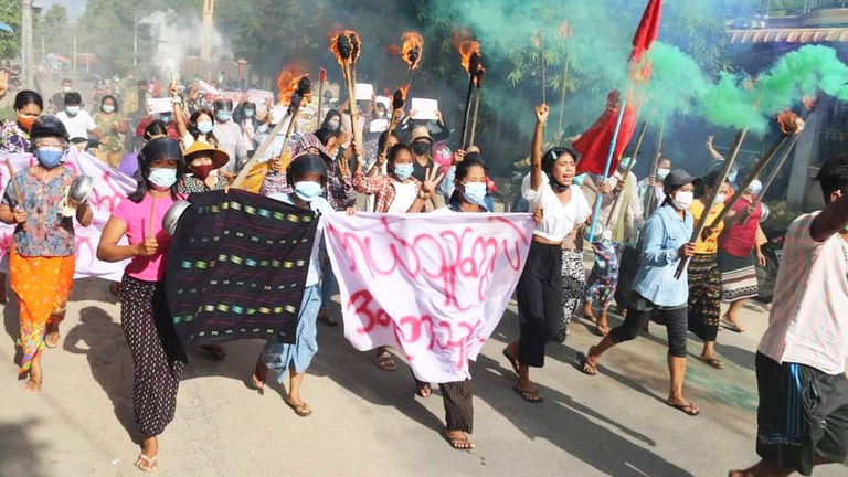 ၂၀၂၁ ဇူလိုင်လ ၁၅ ရက်နေ့တွင် စစ်ကိုင်းတိုင်း၊ မုံရွာမြို့ရှိ စစ်အာဏာရှင် ဆန့်ကျင်ရေး အမျိုးသမီးသပိတ်စစ်ကြောင်း ဆန္ဒပြခဲ့စဉ်။ (Photo: Citizen Journalist)