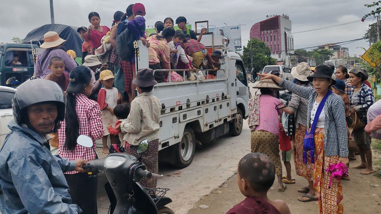တောင်ငူမြို့နယ်မှ စစ်ဘေးဒုက္ခသည်များအား ၂၀၂၄ ခုနှစ်၊ နိုဝင်ဘာလ ၈ ရက်နေ့က တွေ့ရစဉ်။ (Citizen Photo)