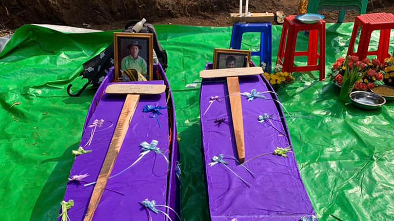ဖယ်ခုံမြို့နယ်အတွင်း လက်နက်ကြီးကျသဖြင့် သေဆုံးခဲ့ရသူ နှစ်ဦး၏ ဈာပနအား ၂၀၂၃ ခုနှစ် ဖေဖော်ဝါရီလ ၂၈ ရက်နေ့က တွေ့ရစဉ်။ (Photo: KNDF/B11)