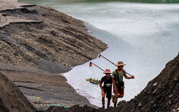 ဖားကန့်မှာ ကျောက်တူးသမားအယောက် ၅ဝ နီးပါးဖမ်းဆီးခံရ ဖားကန့်မှာ ကျောက်တူးသမားအယောက် ၅ဝ နီးပါးဖမ်းဆီးခံရ