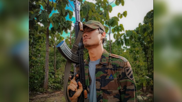 စစ်မြေပြင်ရောက် အနုပညာကျောင်းသား စစ်မြေပြင်ရောက် အနုပညာကျောင်းသား