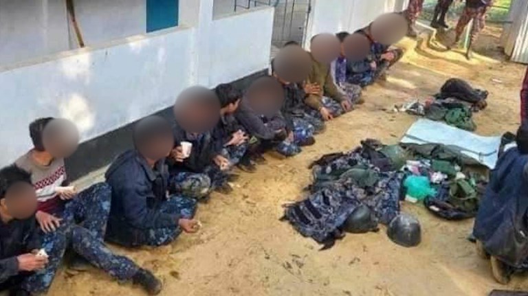 ဘင်္ဂလားဒေ့ရှ်နိုင်ငံဘက် ထွက်ပြေးလာကြသည့် မြန်မာနယ်ခြားစောင့်ရဲတပ်ဖွဲ့ (BGP) အဖွဲ့ဝင်တချို့အား ၂ဝ၂၄ ခုနှစ် ဖေဖော်ဝါရီလ ၄ ရက်နေ့က တွေ့ရစဉ်။ (Photo: Citizen Journalist)