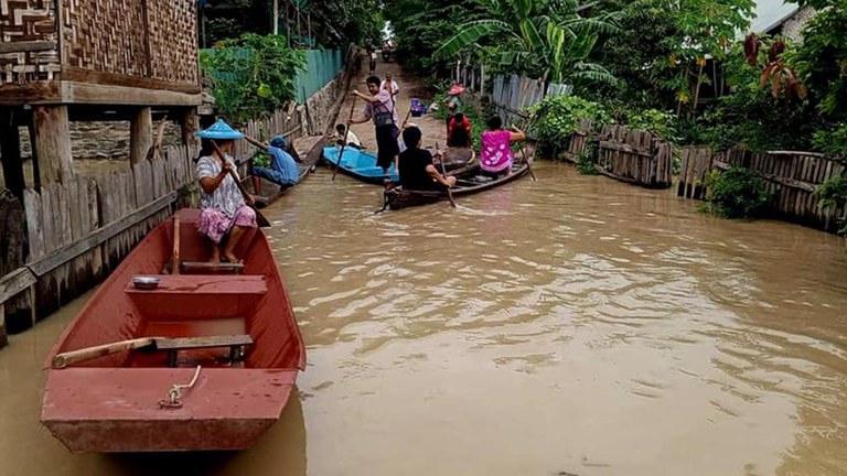 ချင်းတွင်းမြစ်ရေ မြင့်တက်မှုကြောင့် ကနီမြို့နယ် ကင်းရွာအား ရေကြီးရေလျှံမှုဖြစ်နေသည်ကို ၂၀၂၄ ခုနှစ်၊ ဇူလိုင်လ ၁၁ ရက်နေ့က တွေ့ရစဥ်။ (Photo: Facebook/ Pyae Aung Naing)