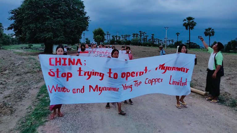 ဝမ်ပေါင်ကုမ္ပဏီနှင့် ယန်စီကုမ္ပဏီက လက်ပံတောင်းတောင် ကြေးနီစီမံကိန်းကို လုပ်ငန်းလည်ပတ်ဖို့ ကြိုးစားနေသည်ကို ရပ်တန့်ရန် ဒေသခံများမှ ဆန္ဒပြတောင်းဆိုနေကြသည်ကို ၂၀၂၄ ခုနှစ်၊ ဇွန်လ ၃ ရက်နေ့က တွေ့ရစဥ်။ (ဓာတ်ပုံ - ယင်းမာပင်-ဆားလင်းကြီးရွာပေါင်းစုံ သပိတ်ဦးဆောင်ကော်မတီ)