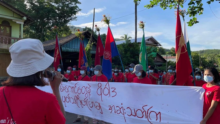 women-movement-revolution-dawei-01 ထားဝယ်မြို့တွင် ပြုလုပ်ခဲ့သည့် အမျိုးသမီးလှုပ်ရှားမှု သပိတ်စစ်ကြောင်းအား ၂၀၂၃ ခုနှစ်၊ နိုဝင်ဘာလ ၂၅ ရက်နေ့ကတွေ့ရစဉ်။ (Photo: Rosy Women's Union - Dawei)