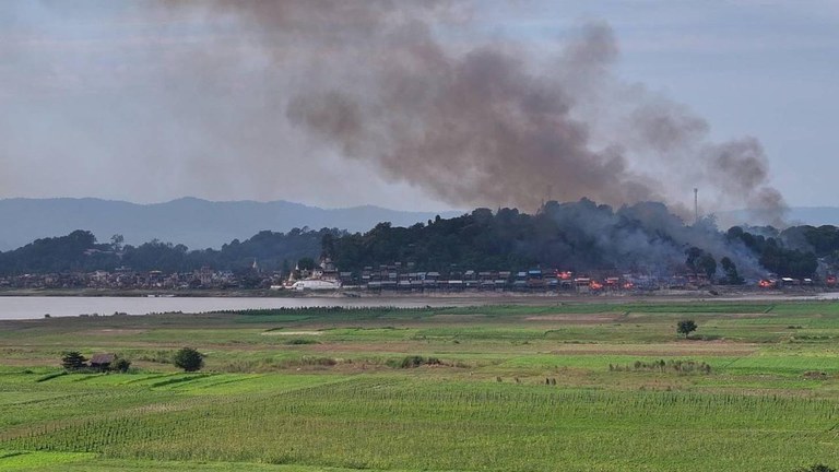 ထီးချိုင့်မြို့၊ အမှတ် (၃) သရက်မှော်ရပ်ကွက်ကို စစ်ကောင်စီ တပ်သားများ မီးရှို့ခဲ့သည်ကို ၂၀၂၃ ခုနှစ်၊ ဒီဇင်ဘာ ၂ ရက်နေ့ကတွေ့ရစဥ်။  (Tigyaing Revolution-TR Photo)