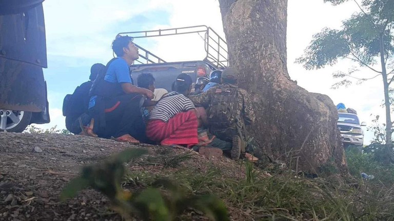 လေကြောင်းတိုက်ခိုက်မှုကြောင့် အကာအကွယ်ယူနေသည့် ကယားပြည်နယ်မှ စစ်ဘေးဒုက္ခသည်များအား ၂၀၂၃ ခုနှစ်၊ နိုဝင်ဘာ ၁၅ ရက်နေ့က တွေ့ရစဉ်။ (Photo: Karenni Humanitarian Aid Initiative (KHAI))