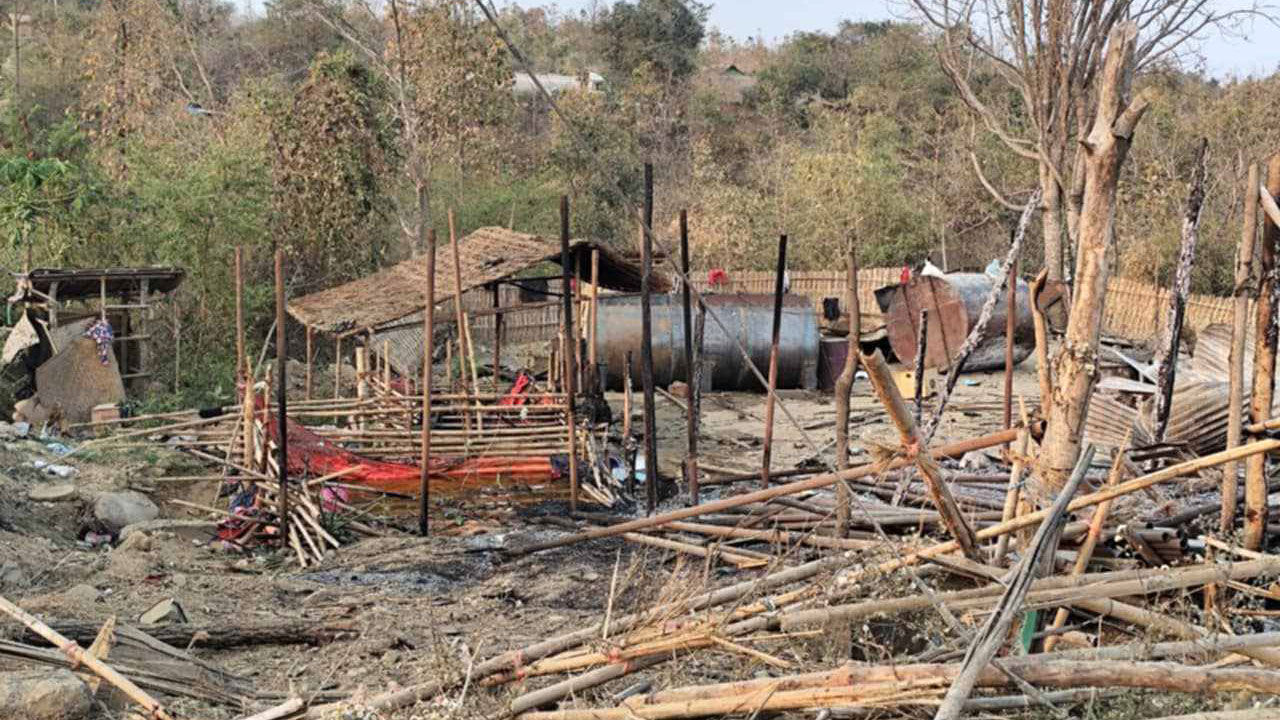 မကွေးတိုင်း၊ ပေါက်မြို့နယ်၊ လက်ပံတိုရွာတွင် ဗုံးကြဲတိုက်ခိုက်ခဲ့သဖြင့် ပျက်စီးခဲ့သည့် အဆောက်အအုံများကို ၂၀၂၅ ခုနှစ်၊ မတ်လ ၃ ရက်နေ့တွင် တွေ့ရစဉ်။ (Photo: Facebook/ အညာမြေ တပ်ပေါင်းစု)