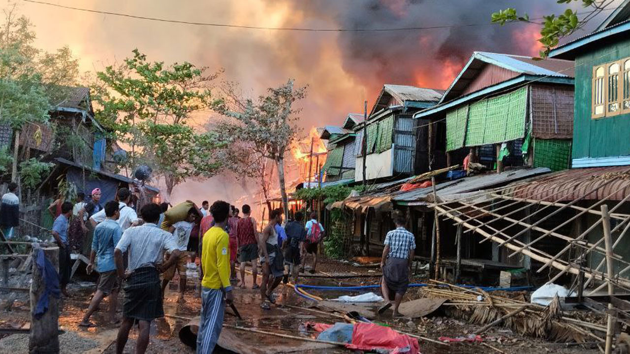 ရခိုင်ပြည်နယ်၊ ရမ်းဗြဲမြို့နယ် ကျောက်နီမော်ရွာမှ ဗုံးကြဲခံရသည့် နေအိမ်များ မီးလောင်နေသည်ကို ၂၀၂၅ ခုနှစ်၊ ဇန်နဝါရီလ ၈ ရက်နေ့က တွေ့ရစဉ်။ (Photo: Telegram/ Arakan Princess Media)