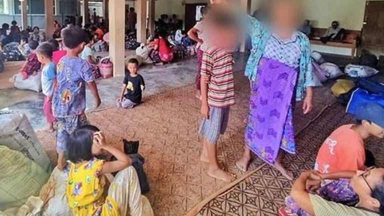 စစ်ကိုင်းတိုင်း၊ မုံရွာမြို့၊ ညောင်ဖြူပင်ကျေးရွာအုပ်စုမှ စစ်ဘေးဒုက္ခသည်များအား ၂၀၂၃ ခုနှစ်၊ နိုဝင်ဘာလ ၅ ရက်နေ့က တွေ့ရစဉ်။ (ဓာတ်ပုံ - မုံရွာ-အမြင့်လမ်း သပိတ်ဦးဆောင်ကော်မတီ)