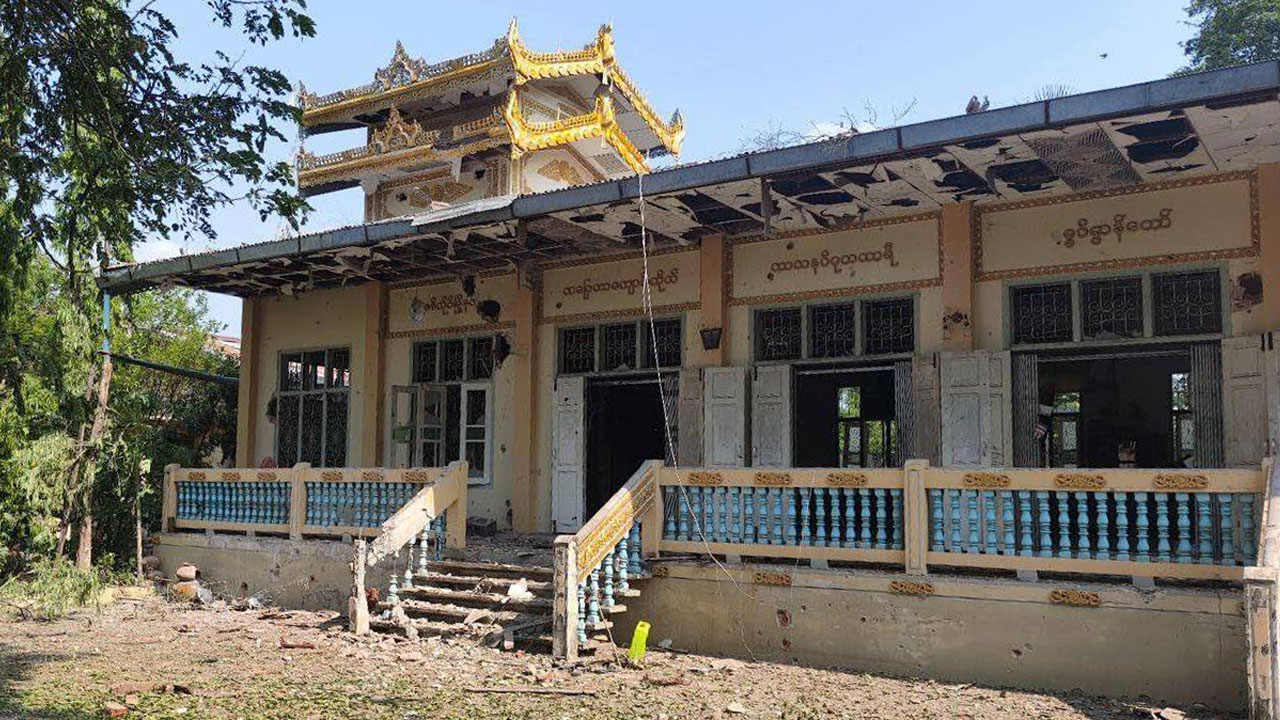 စစ်ကိုင်းတိုင်း၊ စစ်ကိုင်းမြို့နယ် သပြေသာ (ခ) လက်ပံတန်းရွာကို လေကြောင်းတိုက်ခိုက်ခဲ့သဖြင့် ပျက်စီးသွားသည့် သပြေသာကျောင်းတိုက်ကို ၂၀၂၄ ခုနှစ်၊ ဇွန်လ ၈ ရက်နေ့က တွေ့ရစဉ်။ (Photo: Citizen Journalist)