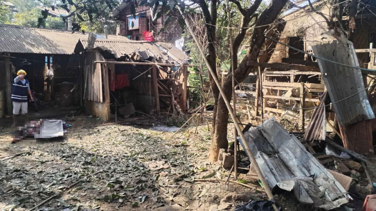 ကချင်ပြည်နယ်၊ ဖားကန့်မြို့နယ်၊ လုံးခင်းကျေးရွာအုပ်စု၊ ဆန်ခါရွာတွင် လေကြောင်းတိုက်ခိုက်ခံရပြီးနောက် ၂၀၂၅ ခုနှစ်၊ ဇန်နဝါရီလ ၁၃ ရက်နေ့တွင် တွေ့ရစဉ်။ (Citizen Photo)