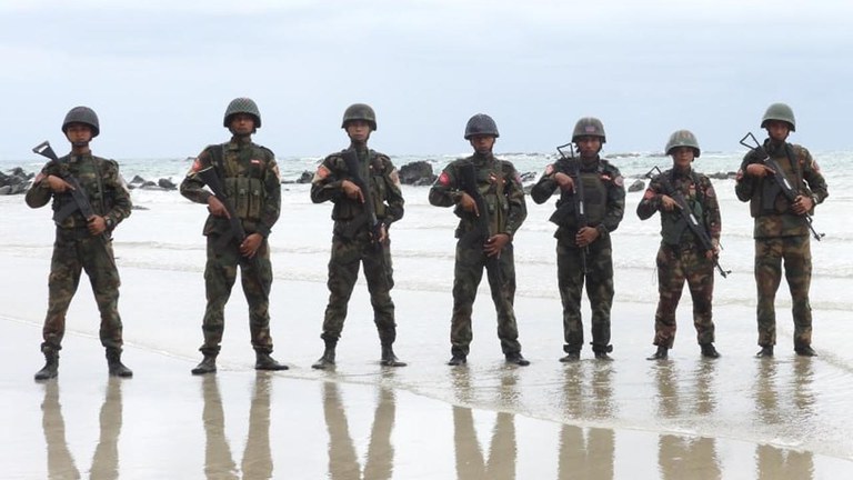 ရခိုင်ပြည်နယ်၊ သံတွဲမြို့နယ် ငပလီကမ်းခြေတွင် AA တပ်ဖွဲ့ဝင်များအား ၂၀၂၄ ခုနှစ်၊ ဇူလိုင်လ ၁၁ ရက်နေ့က တွေ့ရစဥ်။ (AA Info Desk)