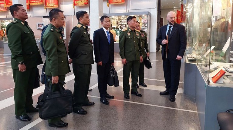၂၀၂၄ ခုနှစ် ဧပြီလ ၁၃ ရက်နေ့က  ဒုတိယဗိုလ်ချုပ်ကြီး ကျော်စွာလင်း ဦးဆောင်သည့် စစ်ကောင်စီကိုယ်စားလှယ်အဖွဲ့အား ရုရှားနိုင်ငံ မော်စကိုမြို့ရှိ ဗဟိုစစ်သမိုင်းပြတိုက်မှာ တွေ့ရစဉ်။ (Photo :  Myanmar Military)