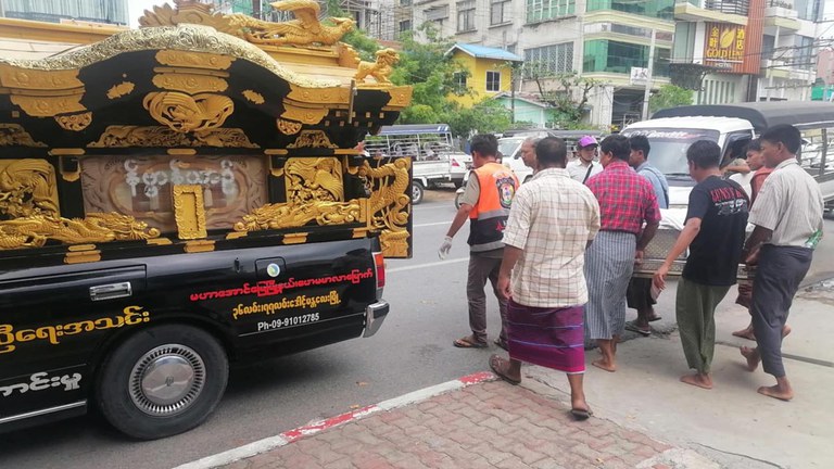 မန္တလေးမြို့ရှိ ပရဟိတမင်းခေါင် ရှာဖွေကယ်ဆယ်ရေးအဖွဲ့၏ နာရေးကူညီနေသည့်မြင်ကွင်းတစ်ခုကို ၂၀၂၄ ခုနှစ်၊ အောက်တိုဘာလ ၂၂ ရက်‌နေ့က တွေ့ရစဉ်။ (Facebook/ ပရဟိတမင်းခေါင် ရှာဖွေကယ်ဆယ်ရေးအဖွဲ့ ဓာတ်ပုံ)