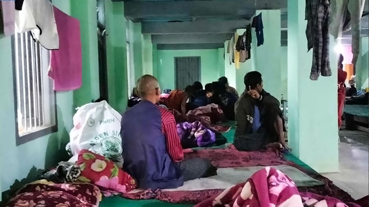 ကချင်ပြည်နယ်၊ ဖားကန့်မြို့နယ်၊ လုံးခင်းကျေးရွာ မေဓိကာရာမကျောင်းဝန်းတွင် နေကြရသည့် စစ်ဘေးဒုက္ခသည်များအား ၂၀၂၄ ခုနှစ်၊ ဇန်နဝါရီ ၈ ရက်နေ့က တွေ့ရစဥ်။ (Photo: Kachin News Group)