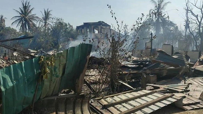 မကွေးတိုင်း၊ ဂန့်ဂေါမြို့နယ်မြောက်ပိုင်း၊ ကျေးရွာတစ်ရွာတွင် မီးရှို့ဖျက်ဆီးခံရသည့် နေအိမ်အချို့ကို ၂၀၂၄ ခုနှစ်၊ မေလ ၁၈ ရက်နေ့က တွေ့ရစဉ်။ (Photo: Facebook/ ယောအလင်းတန်း)