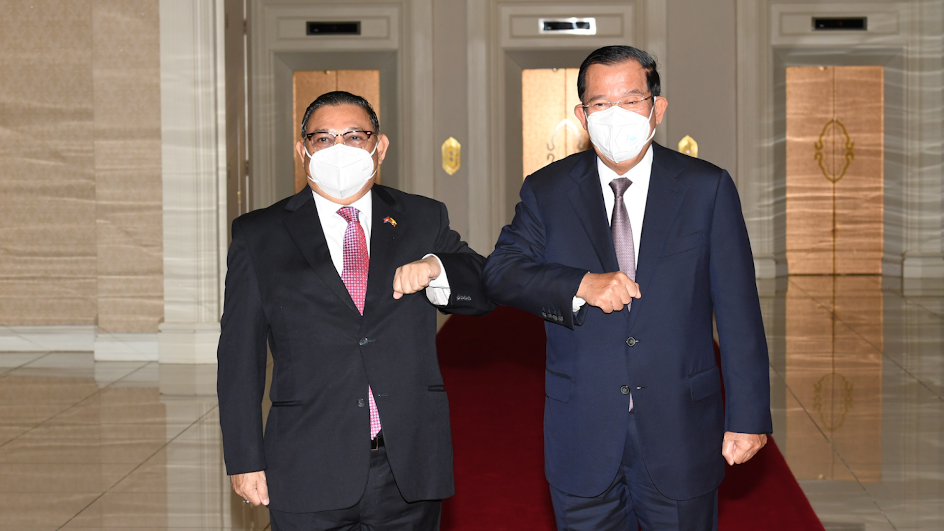 (ဒီဇင်ဘာလ ၇ ရက်နေ့က ကမ္ဘောဒီးယားနိုင်ငံတွင် စစ်ကောင်စီနိုင်ငံခြားရေးဝန်ကြီး ဦးဝဏ္ဏမောင်လွင်နှင့် ဝန်ကြီးချုပ် ဟွန်ဆင်တို့ တွေ့ဆုံခဲ့စဉ်။)