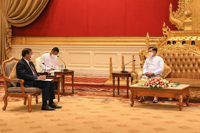အာဆီယံအထူးကိုယ်စားလှယ် Prak Sokhonn နှင့်  ဗိုလ်ချုပ်မှူးကြီး မင်းအောင်လှိုင် ၂၀၂၂ ခုနှစ် မတ်လ ၂၁ ရက်နေ့က နေပြည်တော်မှာ  တွေ့ဆုံစဉ်။ (Photo: Myanmar Military)