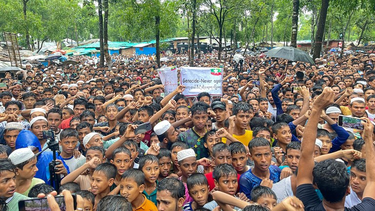 လူမျိုးတုံးသတ်ဖြတ်ခံရမှု ခြောက်နှစ်ပြည့်အဖြစ် ၂ဝ၂၃ ခုနှစ် ဩဂုတ်လ ၂၅ ရက်နေ့က ဘင်္ဂလားဒေ့ရှ်နိုင်ငံရောက် ရိုဟင်ဂျာဒုက္ခသည်များ စုရုံးဆန္ဒထုတ်ဖော်ခဲ့ကြစဉ်။ (Photo : AFP)
