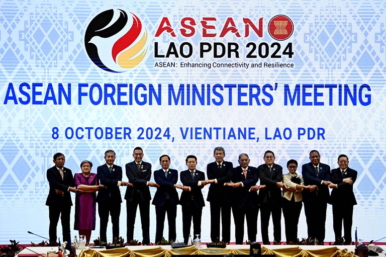 ၂၀၂၄ ခုနှစ် အောက်တိုဘာ ၈ ရက်နေ့က လာအိုနိုင်ငံ ဗီယန်ကျင်းမြို့တွင် ကျင်းပသည့် နိုင်ငံခြားရေးဝန်ကြီးများအစည်းအဝေး။ (Photo : AFP)