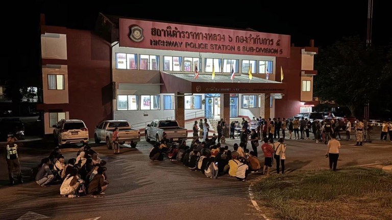 ထိုင်းနိုင်ငံသို့ တရားမဝင် နယ်စပ်ဖြတ်ကျော် ဝင်ရောက်မှုကြောင့် ဖမ်းဆီးခံရသည့် မြန်မာနိုင်ငံသားများအား ၂၀၂၄ ခုနှစ် ဇွန်လ ၆ ရက်နေ့က တွေ့ရစဉ်။ (Photo: Thai Police)