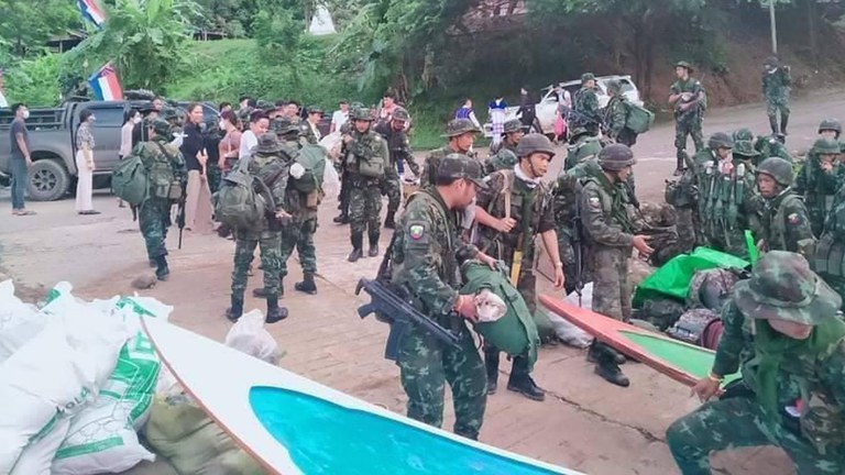 နယ်ခြားစောင့်တပ် BGF တပ်ဖွဲ့ဝင်တွေ ၂၀၂၁ သြဂုတ် ၂၁ ရက်နေ့က သောင်ရင်းမြစ်ကမ်းက မယ်သဝေါရွာကို ရောက်လာစဉ်။