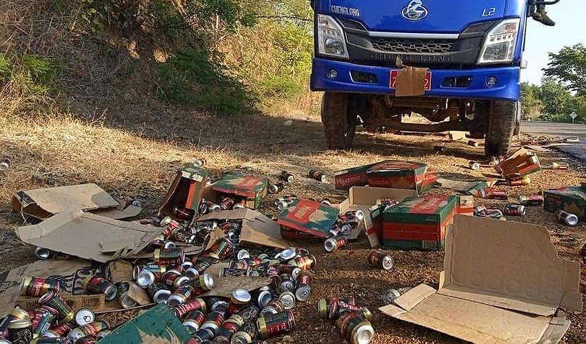 (စစ်ကိုင်းတိုင်း ပုလဲမြို့နယ်မှာ စစ်တပ်ထုတ်ကုန် မြန်မာဘီယာများကို Pale Joker PDF က ၂၀၂၂ ဇန်နဝါရီ ၁ ရက်နေ့က ဖျက်ဆီးခဲ့စဥ်) Photo: CJ