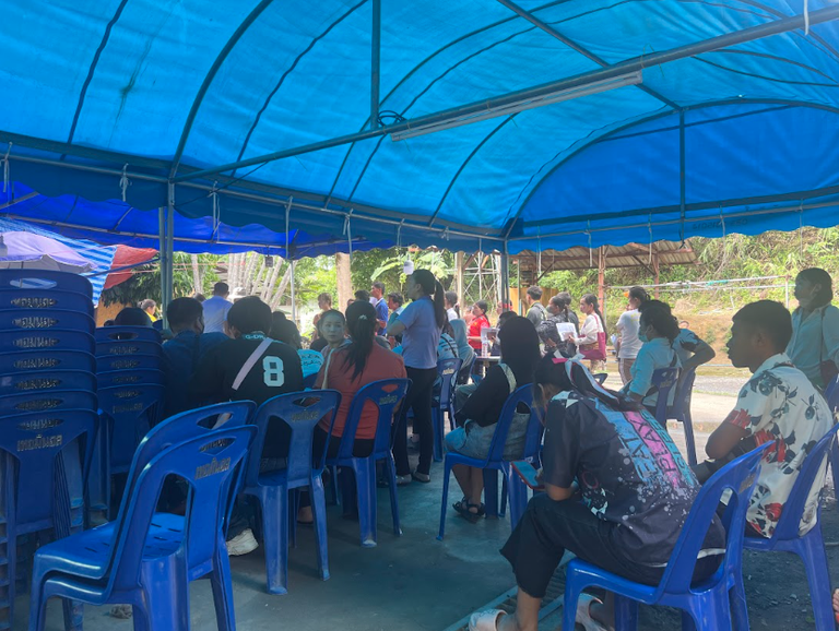 ထိုင်းနိုင်ငံ ချင်းမိုင်မြို့ရှိ အလုပ်သမားရုံးတွင် သက်တမ်းတိုးနေကြသူများကို ၂၀၂၄ ခုနှစ် ဇူလိုင်လ ၁၁ ရက်နေ့က တွေ့ရစဉ်။ (Photo: RFA)