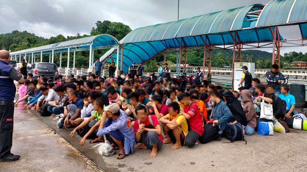 ထိုင်းမှာ သုံးလကျော်အတွင်း မြန်မာအလုပ်သမား နှစ်သိန်းနီးပါး အဖမ်းခံရ ထိုင်းမှာ သုံးလကျော်အတွင်း မြန်မာအလုပ်သမား နှစ်သိန်းနီးပါး အဖမ်းခံရ